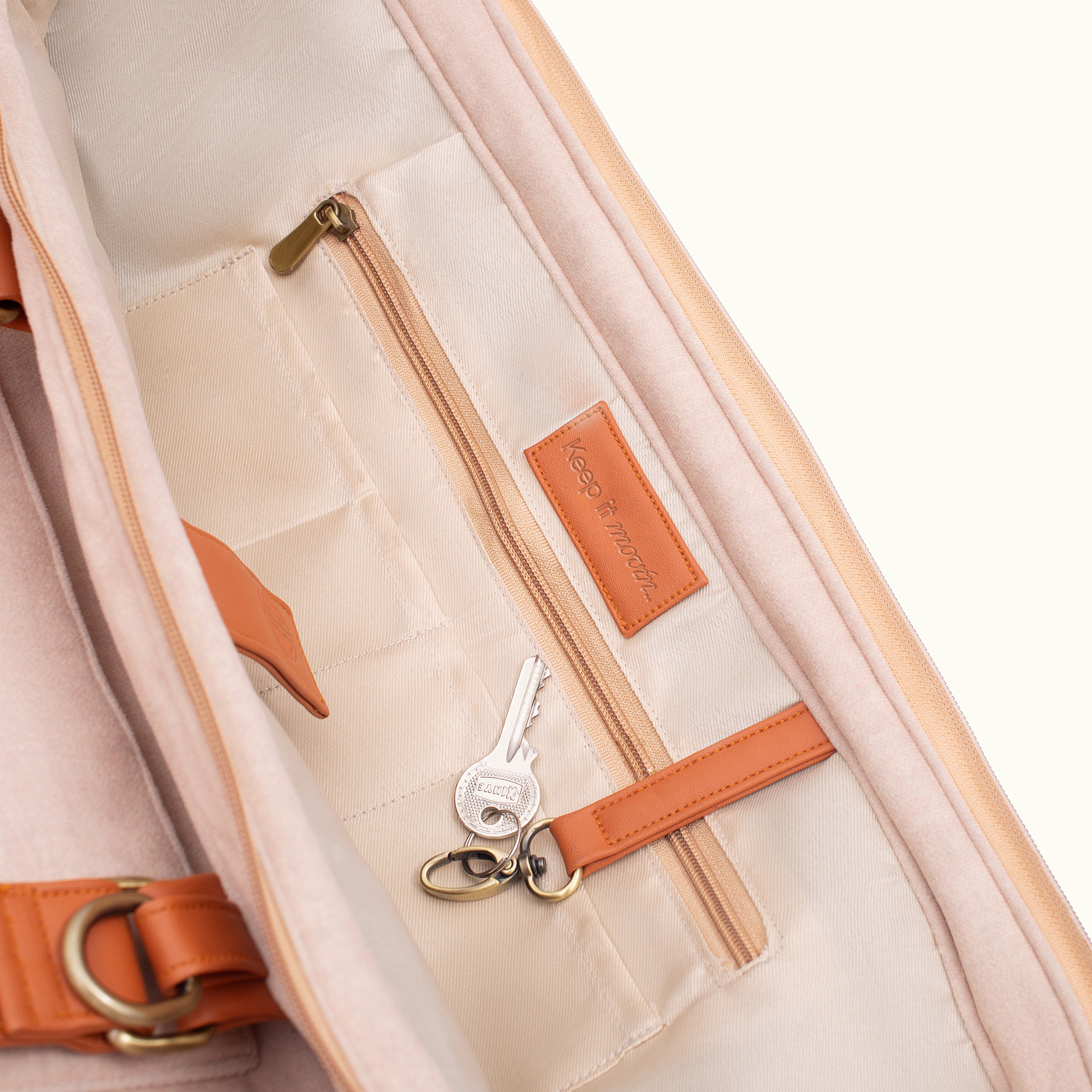 Organiser with built-in key leash